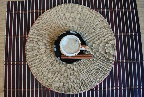Een klein kopje koffie en een kaneelstokje — Stockfoto