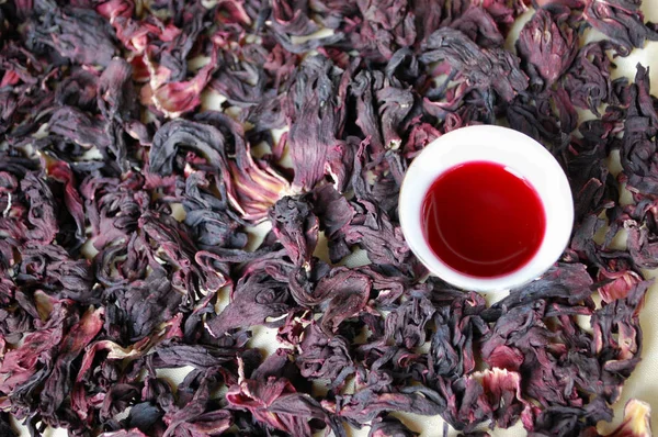 "Karkade "thé, boisson et fleurs séchées — Photo