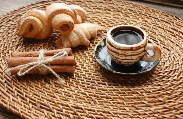 Secangkir Kecil Kopi Hitam Croissant Dan Sekelompok Cinnamon Wicker Serbet — Stok Foto