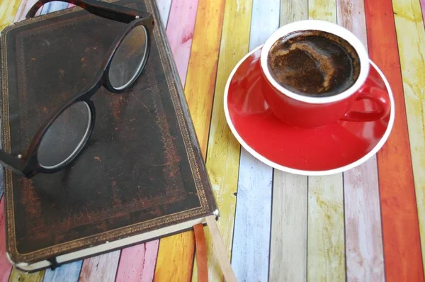 Libro Vasos Una Pequeña Taza Roja Café Negro Sobre Fondo — Foto de Stock