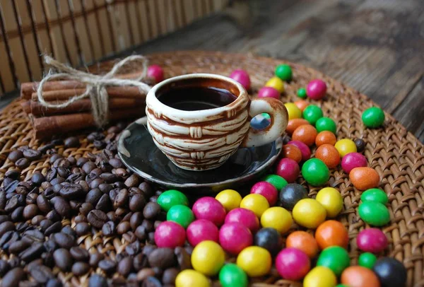 Eine Kleine Tasse Schwarzen Kaffee Kaffeebohnen Zimt Und Bunte Süßigkeiten — Stockfoto