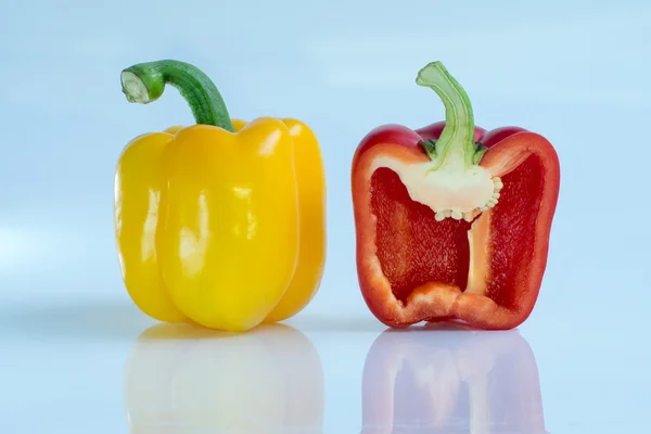 Grande fatia de pimenta com sementes isoladas — Fotografia de Stock