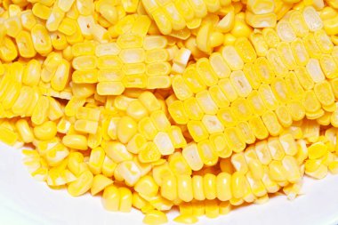 Beyaz arka plan üzerinde izole doğranmış pişmiş mısır