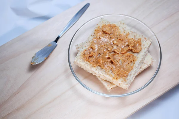 Fıstık ezmesi kepekli ekmek üzerinde yayıldığını makro