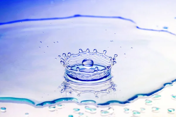 Schöner Spritzer Wassertropfen. Maßnahmen einfrieren. Hochgeschwindigkeitsschießen — Stockfoto