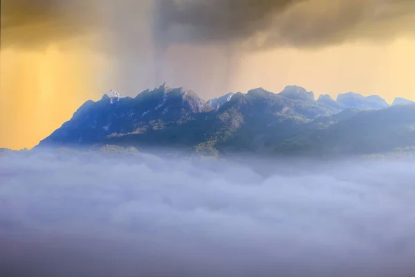 gün batımı ve dağlar yatay olarak. Fırtına öncesi bulutlu gökyüzü.