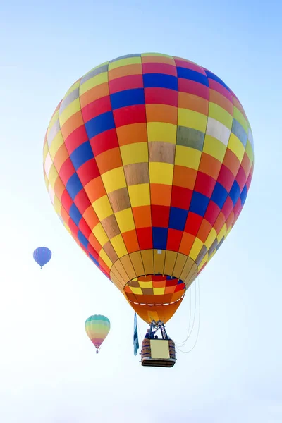 Luchtballon vliegt — Stockfoto