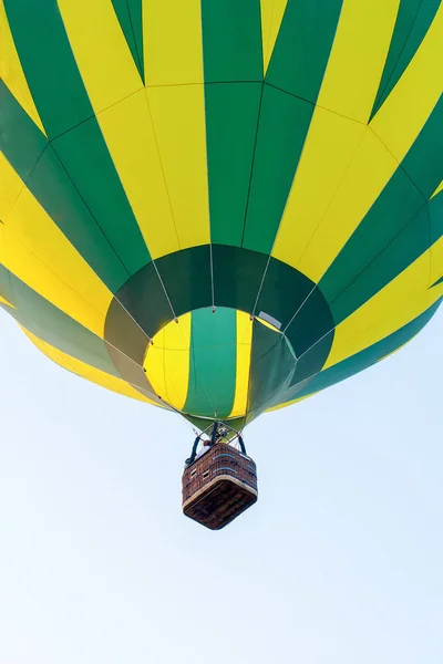 Globo de aire caliente está volando —  Fotos de Stock