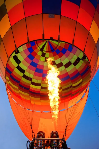 Luchtballon vliegt — Stockfoto