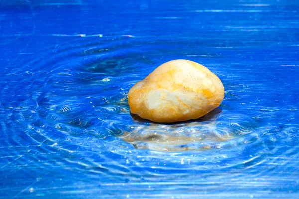 Wassertropfen fallen ins Wasser und bilden einen perfekten konzentrischen Kreis — Stockfoto