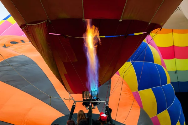 Kleurrijke hete luchtballon vroeg in de ochtend — Stockfoto