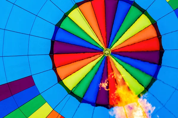 Kleurrijke hete luchtballon vroeg in de ochtend — Stockfoto