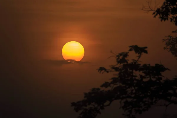 พระอาทิตย์ขึ้นในตอนเช้า พระอาทิตย์ขึ้นด้วยเมฆ . — ภาพถ่ายสต็อก
