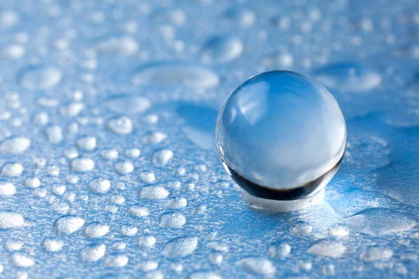 Schöner Wassertropfen auf blauen Blütenblättern, super Makro — Stockfoto