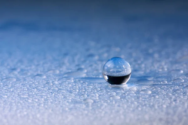 Hermosa gota de agua en pétalos azules, super macro —  Fotos de Stock