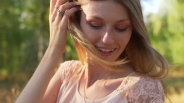 doğa üzerinde poz kadın