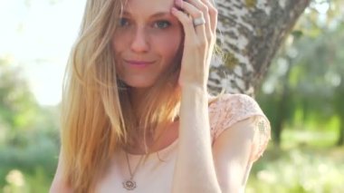 doğa üzerinde poz kadın