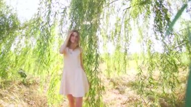 doğa üzerinde poz kadın