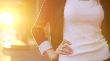 muhteşem sarışın günbatımında sokak yürüyüş