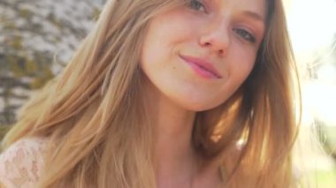 doğa üzerinde poz kadın