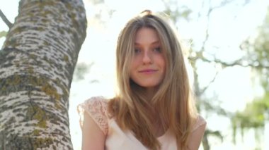 doğa üzerinde poz kadın