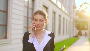 kadın iş cep telefonuyla tartışıyor