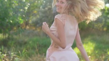 doğa üzerinde poz kadın