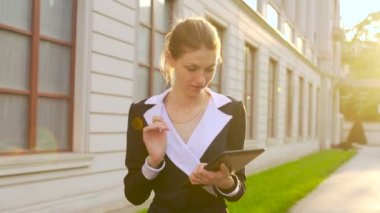 Yürüyüş ve tablet kullanarak iş kadını