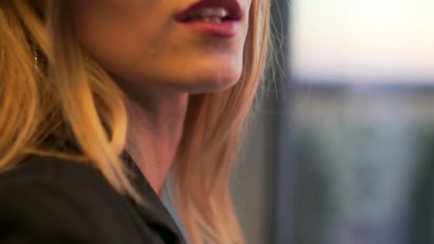 Великолепная блондинка позирует на закате — стоковое видео