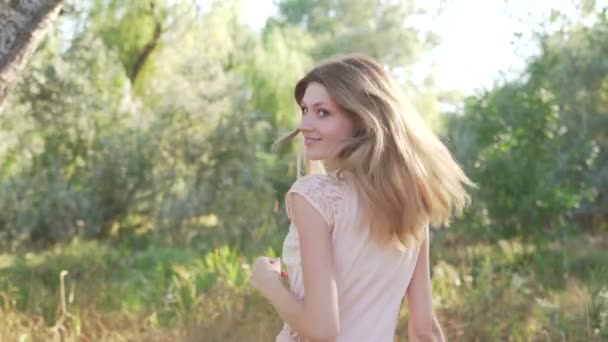 Mujer posando sobre la naturaleza — Vídeos de Stock