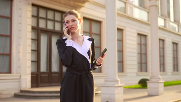 Vrouw bespreken van zaken via de mobiele telefoon — Stockvideo