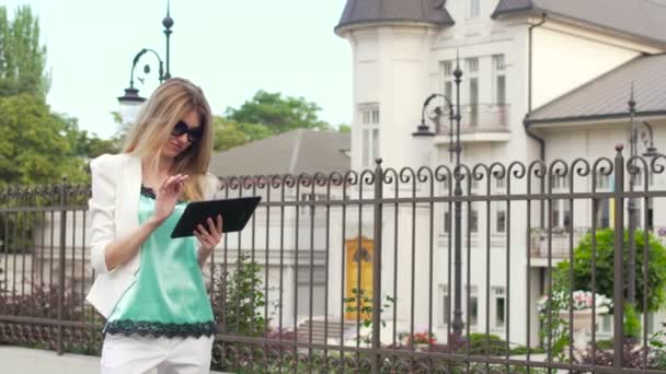 Hermosa mujer usando tableta al aire libre — Vídeos de Stock