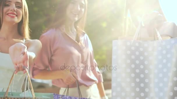 年轻女性购物 — 图库视频影像