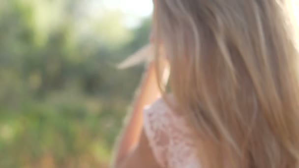 Woman posing on nature — Stock Video