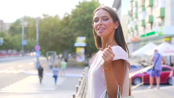 通りに買い物袋を持つ女性 — ストック動画