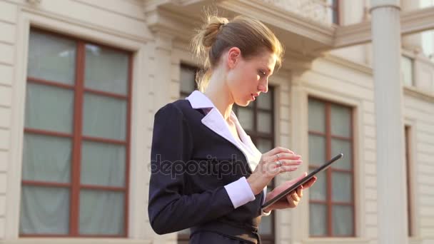 Jeune femme d'affaires utilisant tablette — Video