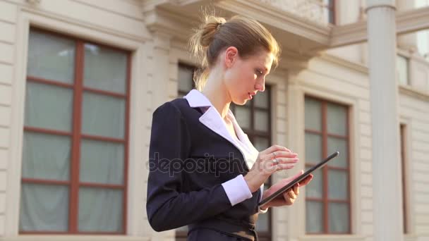 Joven mujer de negocios usando tableta — Vídeo de stock