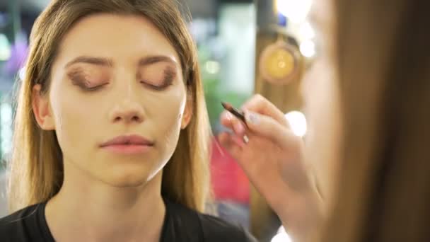 Make Artist Zakładanie Makijaż Oczy Salonie Piękności — Wideo stockowe
