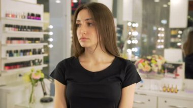 genç güzel model güzellik salonunda poz.
