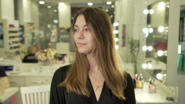 genç güzel model güzellik salonunda poz.