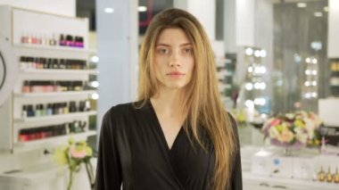 Makyöz Güzellik Salonu gözlerine gölgeler koyar