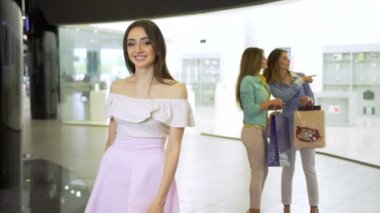 Alışveriş torbaları olan genç mutlu kadın