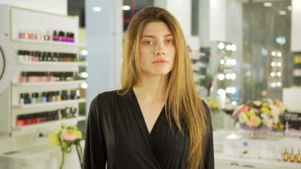 Maquillaje artista pone sombras en los ojos en el salón de belleza — Vídeos de Stock