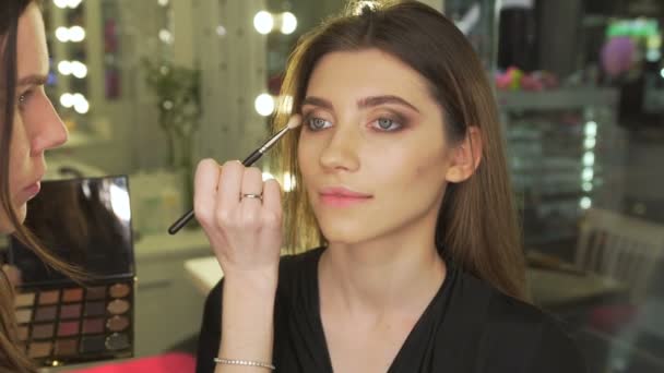Maquilhadora faz a maquiagem da menina — Vídeo de Stock