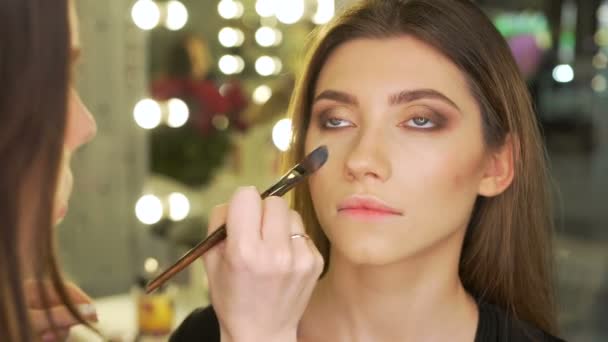 Make-up artist facendo il trucco della ragazza . — Video Stock