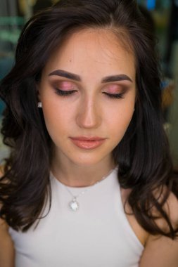 Yakışıklı genç kadın portresi.