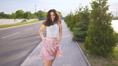 Yürüyüş ve dans güzel genç kadın 