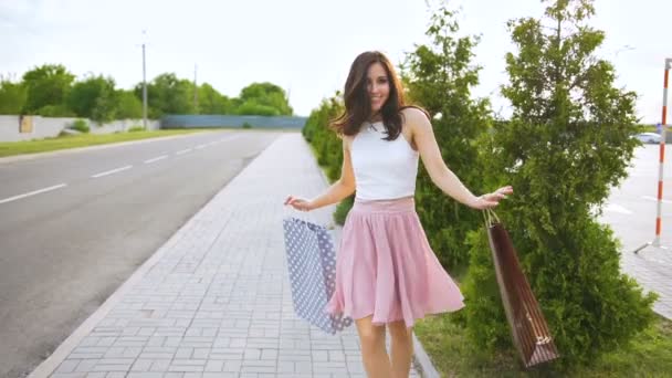 Mladá krásná žena tancuje po nakupování — Stock video