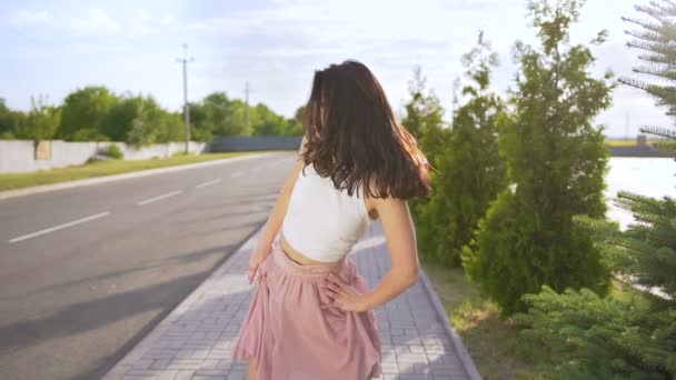 Hermosa joven mujer caminando y bailando — Vídeo de stock