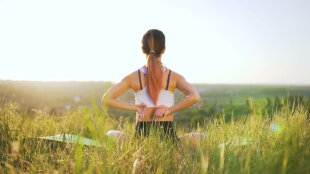 Chica Delgada Haciendo Yoga Campo Atardecer Salud Aire Libre Amplio — Vídeos de Stock